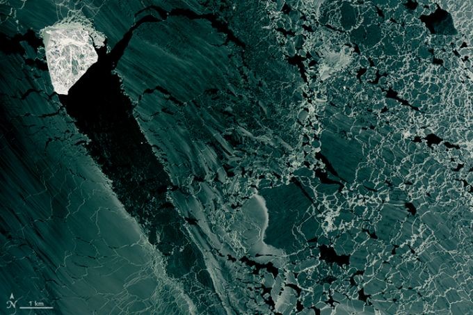 Спутник заснял в Каспийском море похожую на бриллиант льдину