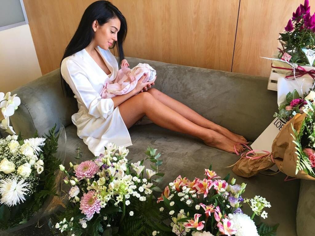 Девушка Роналду показала фото с новорожденной дочкой 