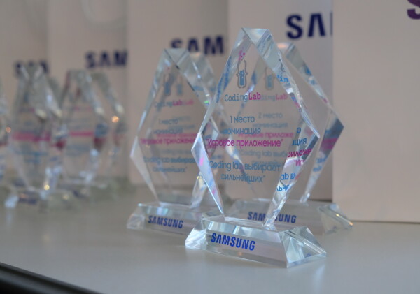 Samsung подарила смартфоны отличникам Школы программирования Coding Lab