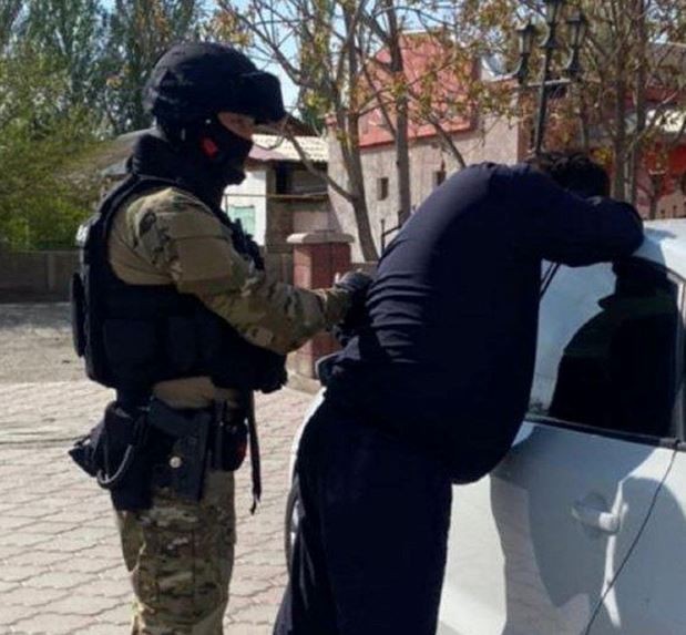 Пистолет и угрозы: в Жетысу задержали группу вымогателей