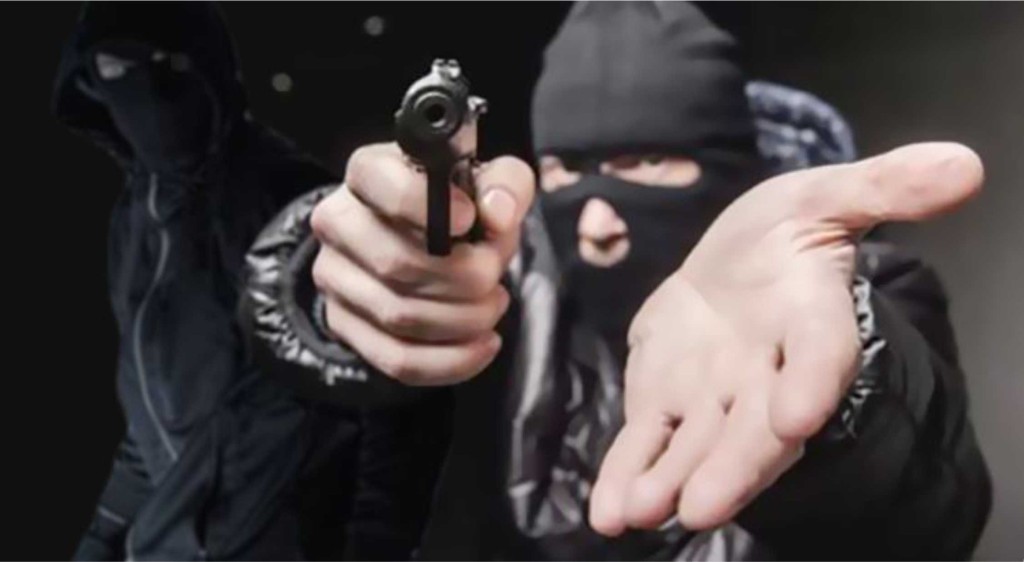 Угрожали и ограбили: Двое мужчин напали на женщину в ее доме