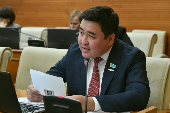 Депутат Нартай Сәрсенғалиев журналистерге шектеу қойылғанымен келіспейтінін айтты