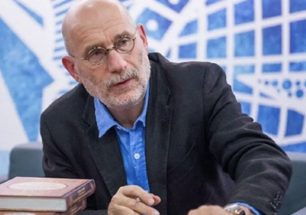 Знаменитого писателя Бориса Акунина в России заочно приговорили к 15 годам лишения свободы