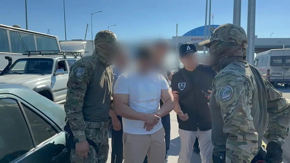 Антикор доставил брата Кайрата Кудайбергена в Алматы