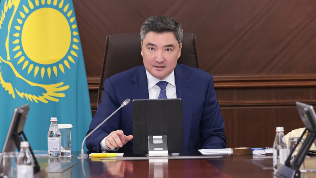 Куда уходят миллиарды: Бектенов критикует качество дорог в Казахстане