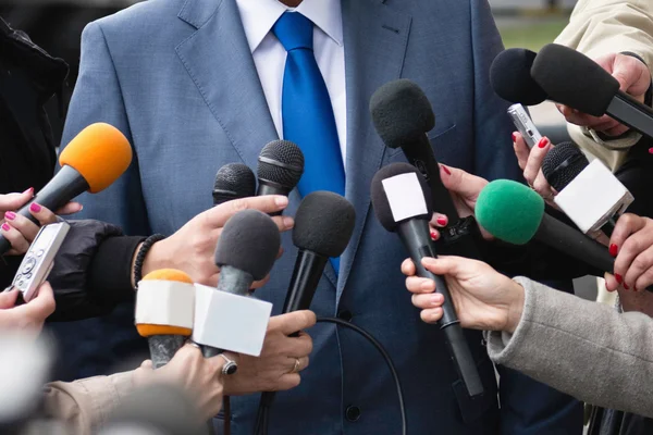 depositphotos_115435984-stock-photo-journalists-surrounding-politician