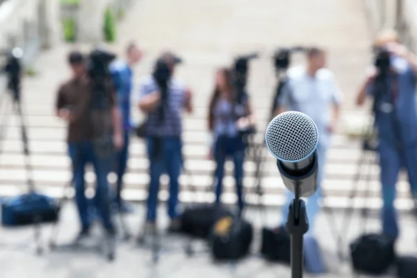 depositphotos_133012768-stock-photo-news-conference-press-conference