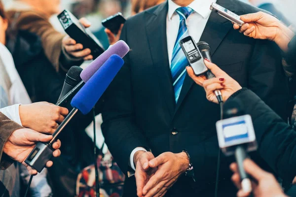 depositphotos_178971884-stock-photo-journalists-interviewing-business-person-public