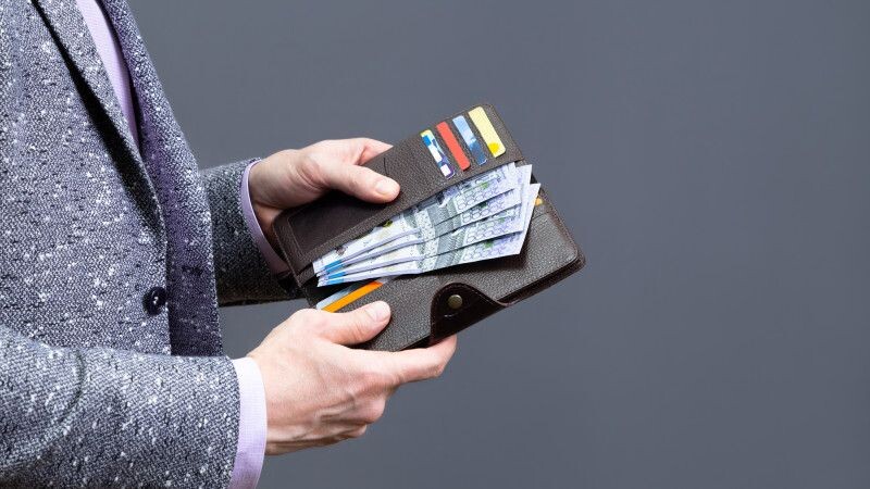Группа людей пытается разрешить казахстанским госслужащим делать ставки - Смагулов
