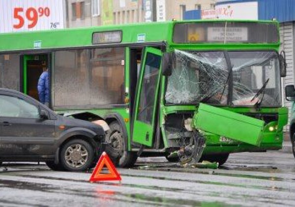 Автобус с людьми вылетел с моста и упал на другую машину