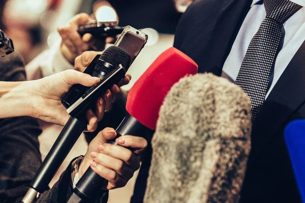 depositphotos_178971216-stock-photo-journalists-interviewing-business-person-public