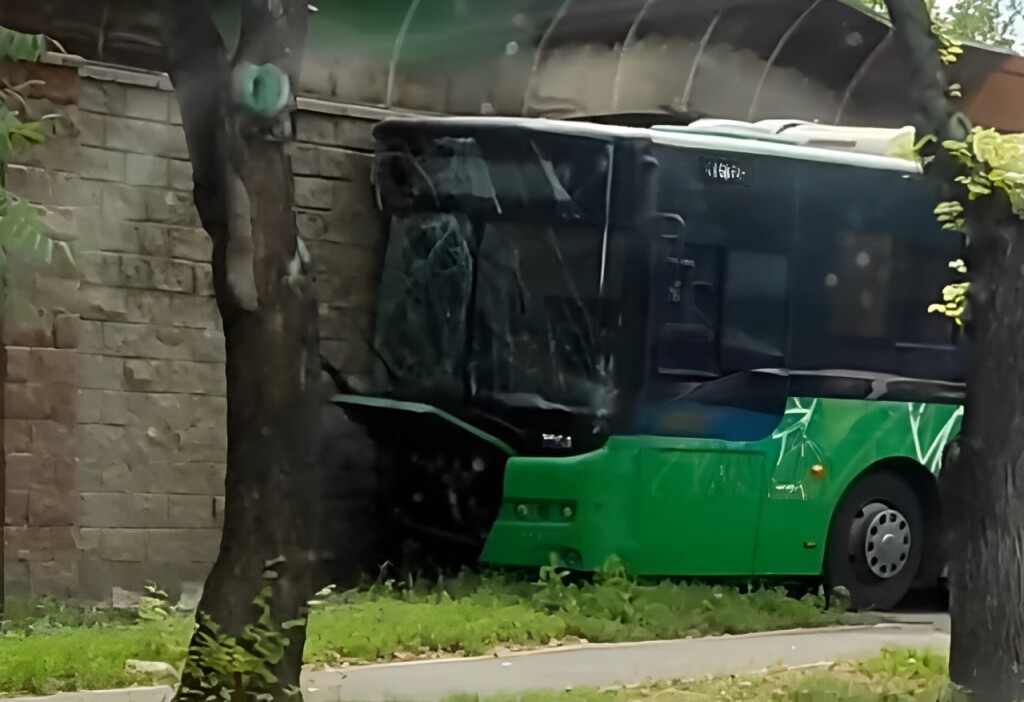 Очередное ДТП с автобусом произошло в Алматы