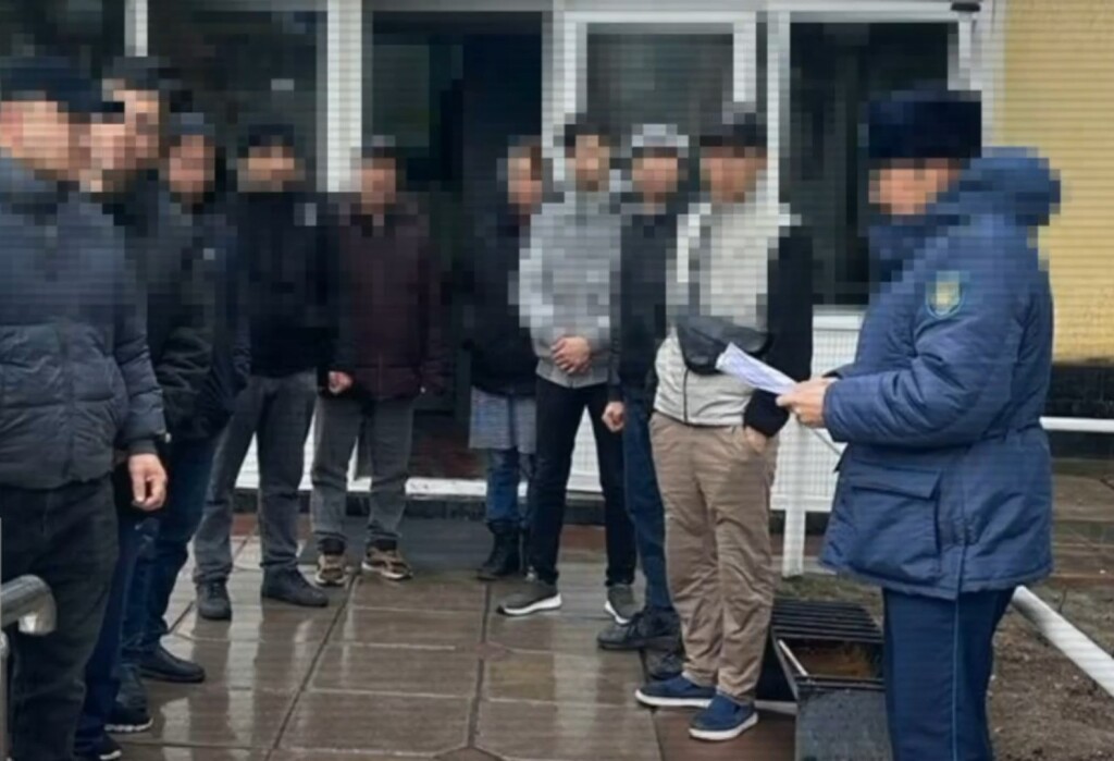 Массовые проверки мигрантов: Казахстан закрыл въезд 1240 иностранцам