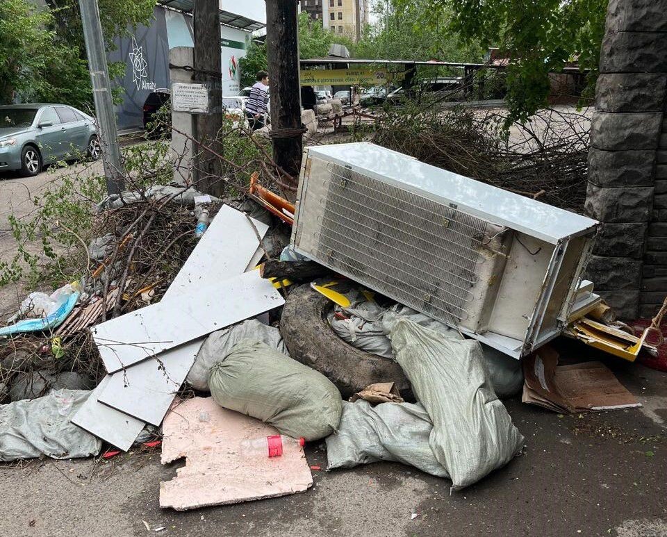 Кто отвечает за вывоз крупногабаритного мусора из дворов