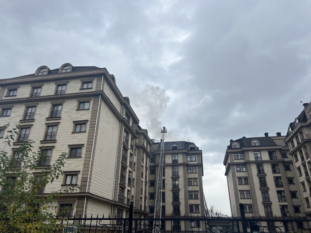 Пожар в жилом комплексе Алматы мог начаться из-за возгорания проводки