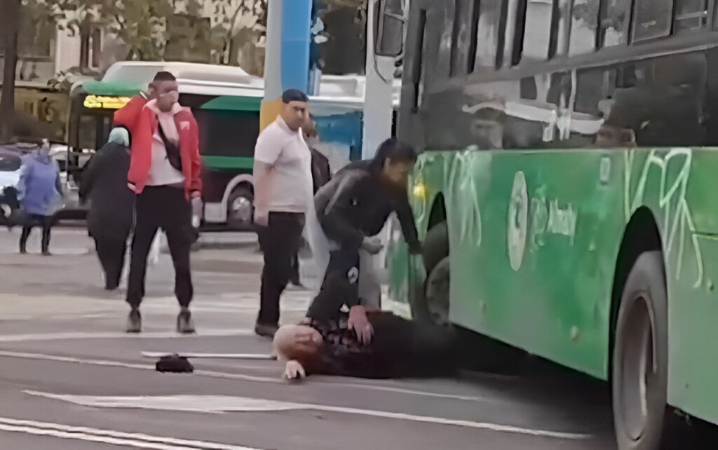 Сбитый автобусом пенсионер находится в реанимации в Алматы
