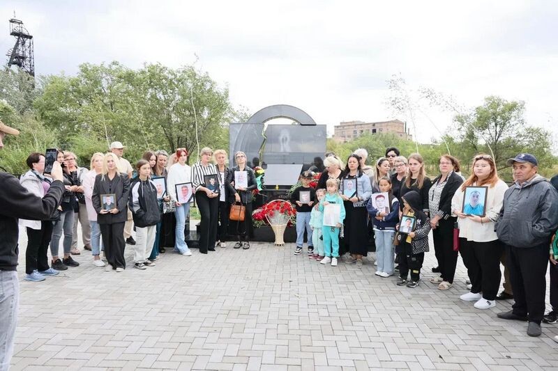 Памятник погибшим шахтёрам открыли в Караганде