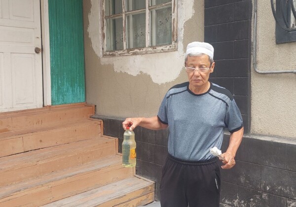 Поджечь себя и свой участок угрожает пенсионер в Алматы