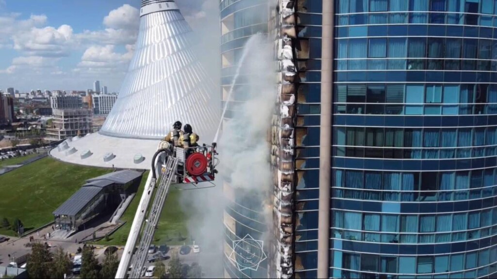 В Астане загорелось здание около «Хан Шатыра»