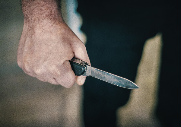 Полицейского Жамбылской области ударили ножом в шею