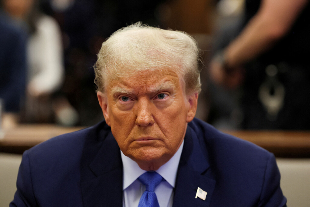 Трамп пригрозил БРИКС 100-процентными пошлинами за создание новой валюты