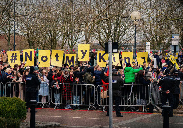«Не мой король»: противники монархии провели акцию в Букингенском дворце