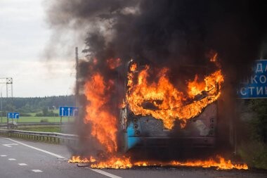 Оралда автобус өртеніп, оның жүргізушісі ауруханаға түскен