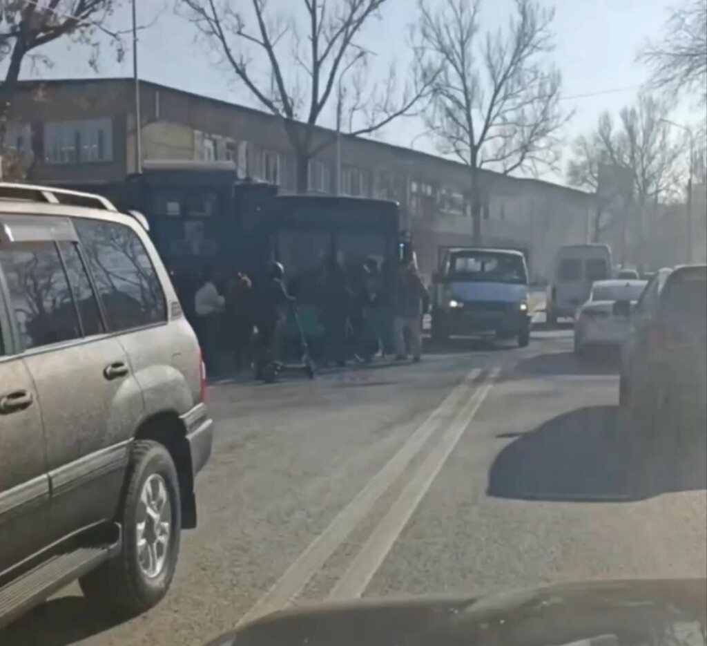 Тепловоз протаранил автобус в Алматы: есть пострадавшие
