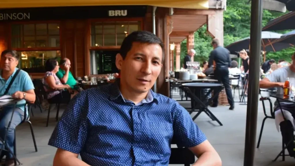 Дипломата, избивавшего жену, арестовали на 15 суток