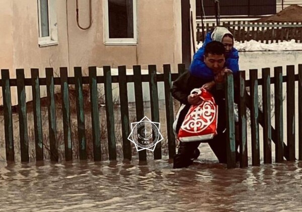 В нескольких областях Казахстана из-за паводков эвакуируют людей