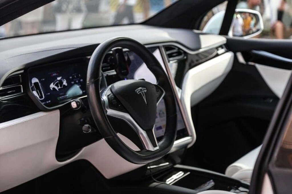 Tesla отозвала 1,85 млн машин из-за незакрывающегося капота